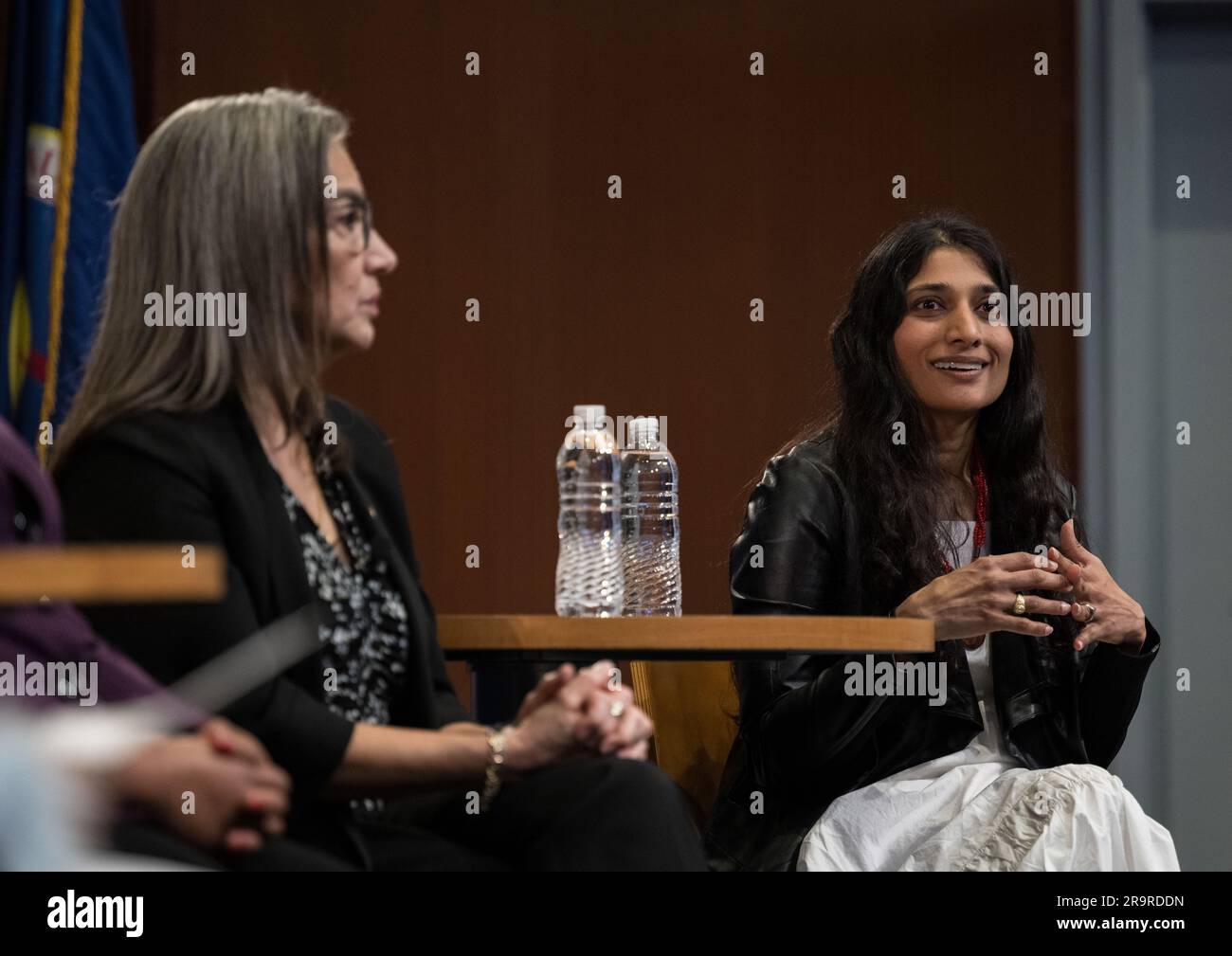 Wir Feiern Das Event „Women Who Tell Our Stories“. Dr. Mamta Patel Nagaraja, Associate Chief Scientist for Exploration and Applied Research der NASA, rechts, spricht in einer Podiumsdiskussion mit der NASA IT Cybersecurity Specialist Sarah Adewumi, stellvertretender Direktor für Technologie- und Forschungsinvestitionen der NASA Goddard, Dr. Christyl Johnson, stellvertretender Associate Administrator der NASA für STEM, Kris Brown, Und stellvertretende Direktorin der Abteilung Astrophysik der NASA, Sandra Cauffman, im Rahmen eines Programms des Women’s History Month, „Celebrating Women Who Tell Our Stories“, Mittwoch, 22. März 2023 bei NASA’s Godda Stockfoto