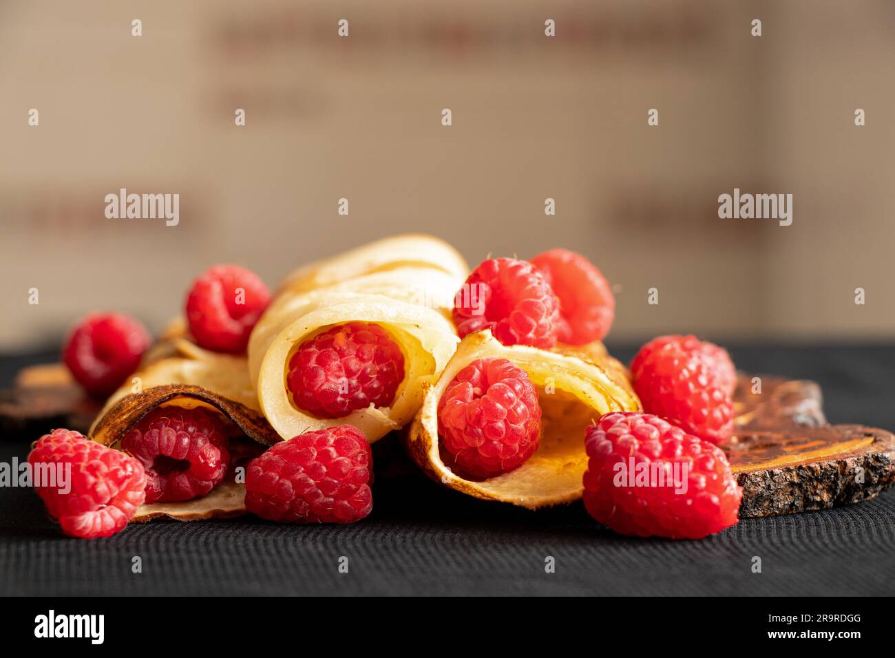 Dünne Pfannkuchen mit Himbeeren aus der Nähe, Dessert und Frühstück Stockfoto