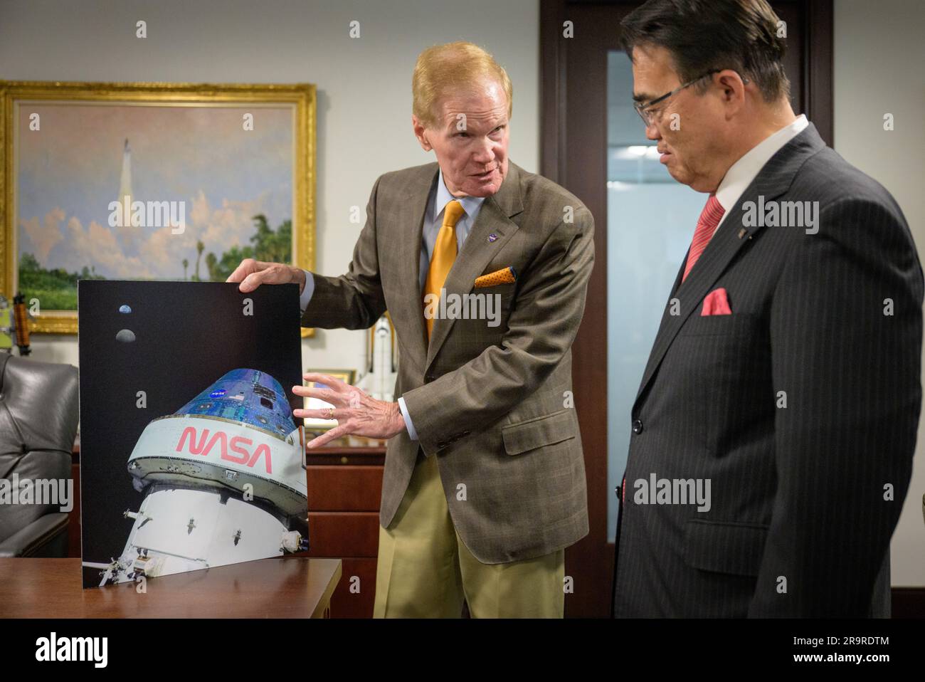 Der Verwaltungsrat trifft sich mit dem Gouverneur der Präfektur Aichi Ohmura. NASA-Administrator Bill Nelson, Left, spricht über Artemis-Missionen mit dem japanischen Gouverneur der Präfektur Aichi Hideaki Ohmura, Besuch, Montag, 15. Mai 2023, Im NASA-Hauptquartier, Mary W. Jackson Building in Washington. Stockfoto