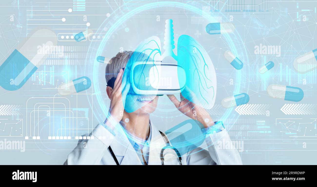 Kurzhaarige Ärztin, die medizinisch ausgebildet ist, mit VR-Brille Stockfoto
