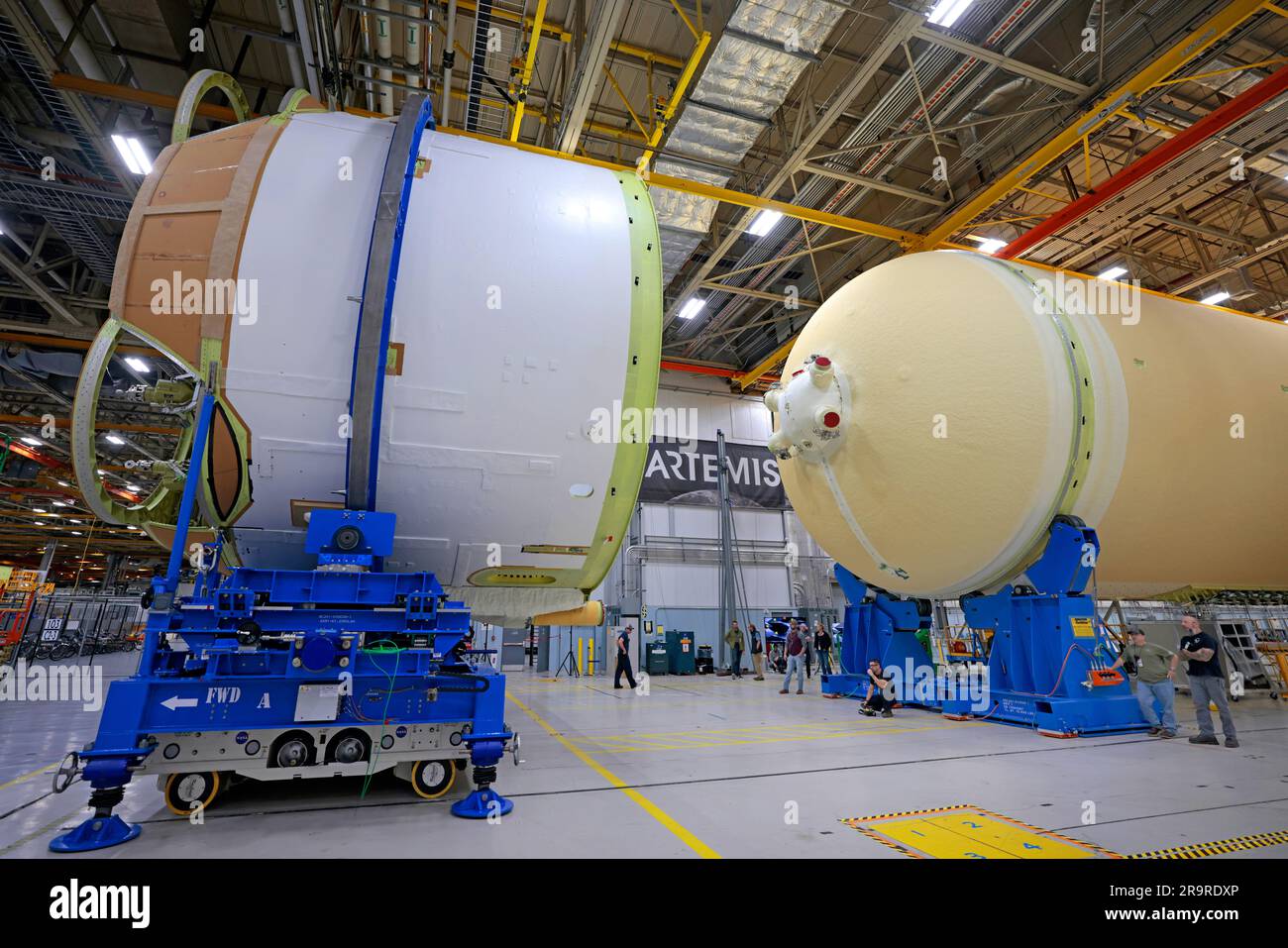 Die Artemis II SLS-Raketenkernstufe verfügt über alle fünf Hauptstrukturen, die von der NASA und Boeing am 17. März 2023 in der Michoud Assembly Facility integriert wurden, einschließlich des Triebwerksteils, vor der Installation des RS-25-Triebwerks und dem festen Raketenkraftverstärker für die Mondmission. Stockfoto