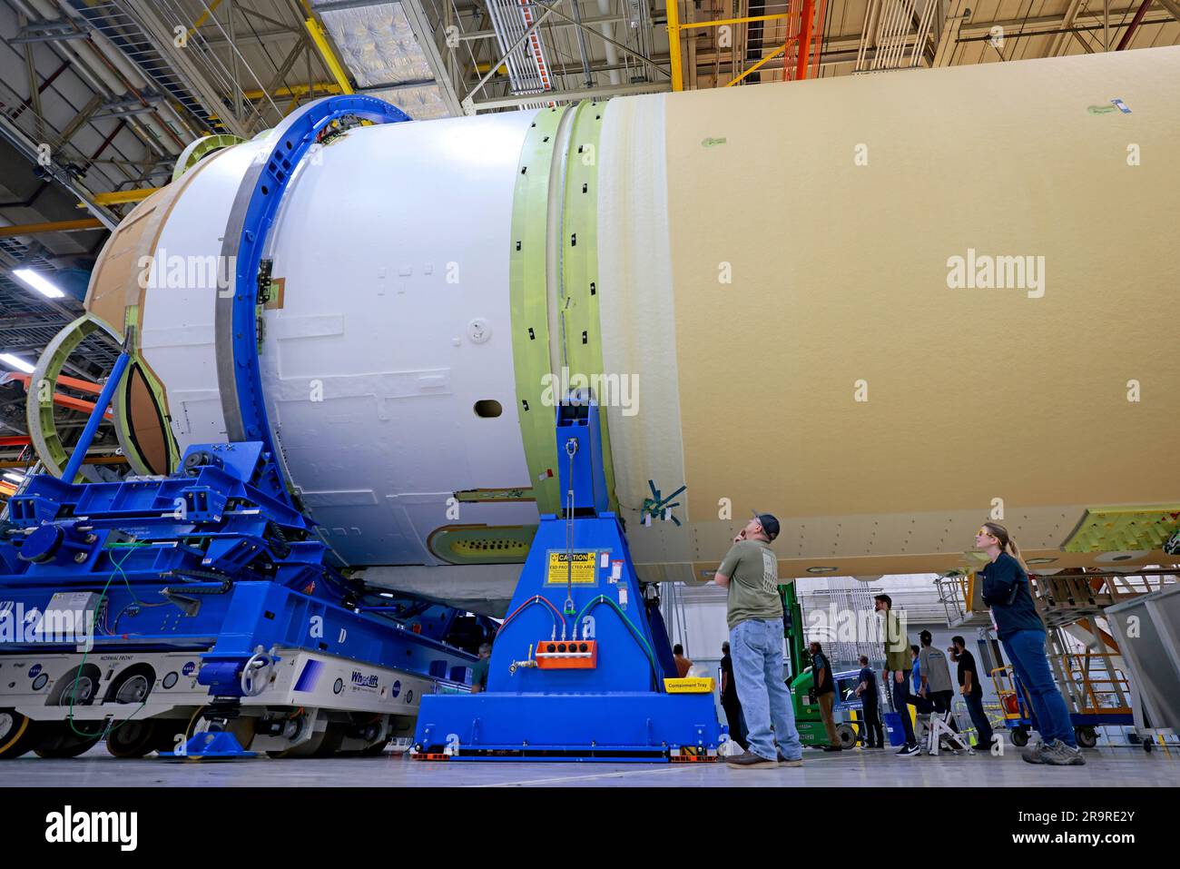 Die Teams der NASA und der Boeing integrierten am 17. März 2023 alle fünf Hauptstrukturen der Artemis II SLS-Raketenkernstufe, einschließlich des Triebwerksteils, in der Michoud Assembly Facility, bevor der RS-25-Motor und der massive Raketenkraftverstärker für die Mondmission installiert wurden. Stockfoto