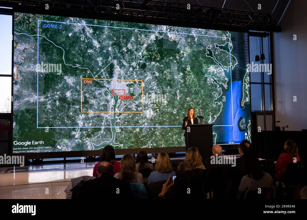 Caroline Nowlan vom Center for Astrophysics Harvard & Smithsonian erklärt das TEMPO-Instrument der NASA, das stündliche Luftverschmutzungsdaten über einen kommerziellen geostationären Satelliten in Nordamerika liefern wird, von Mexiko-Stadt bis zu kanadischen Ölsanden, vom Atlantik bis zum Pazifik. Stockfoto