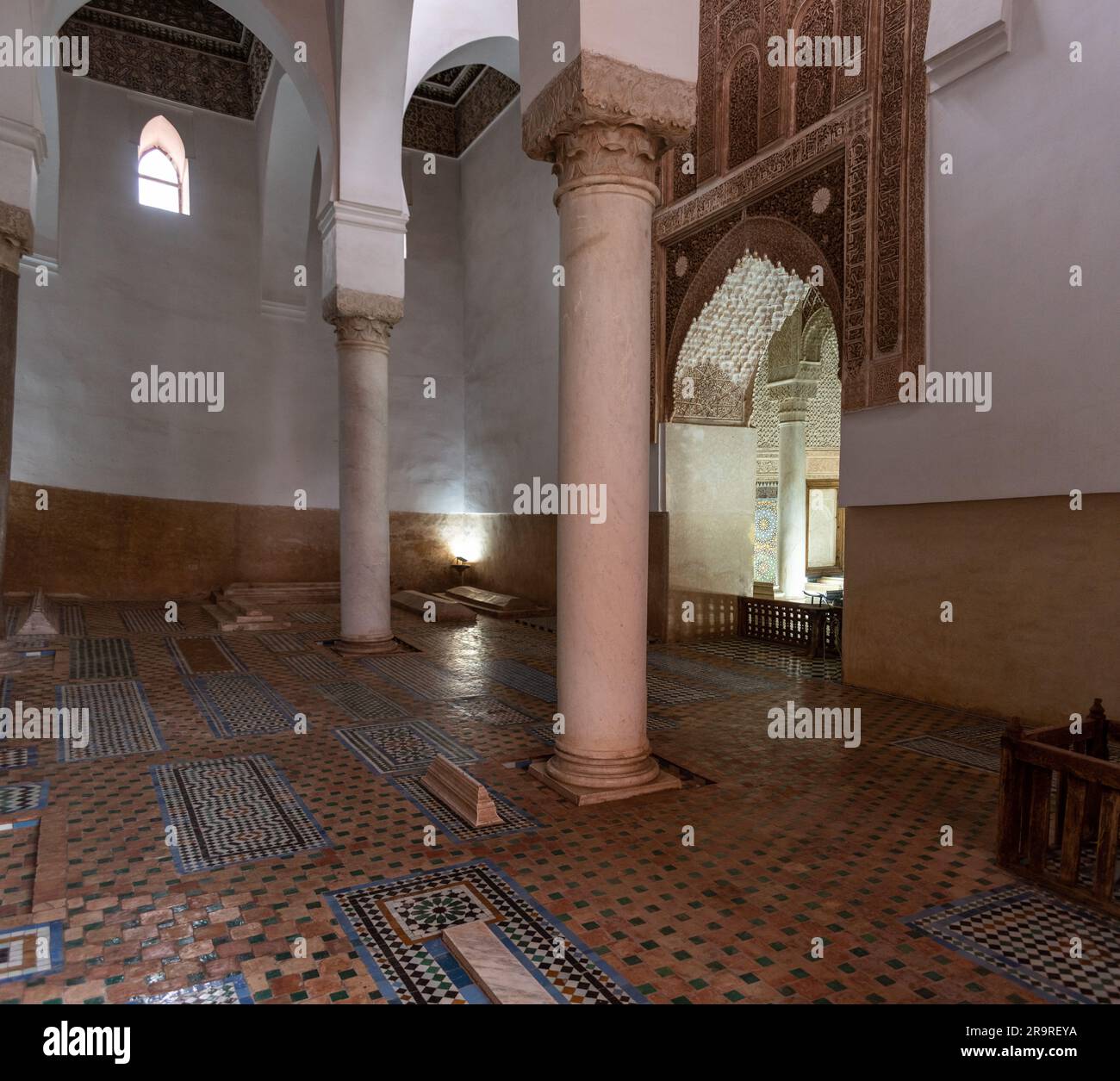 MARRAKESCH, MAROKKO - 19. APRIL 2023 - orientalische Dekoration der berühmten Saadier-Gräber im Zentrum von Marrakesch, Marokko Stockfoto