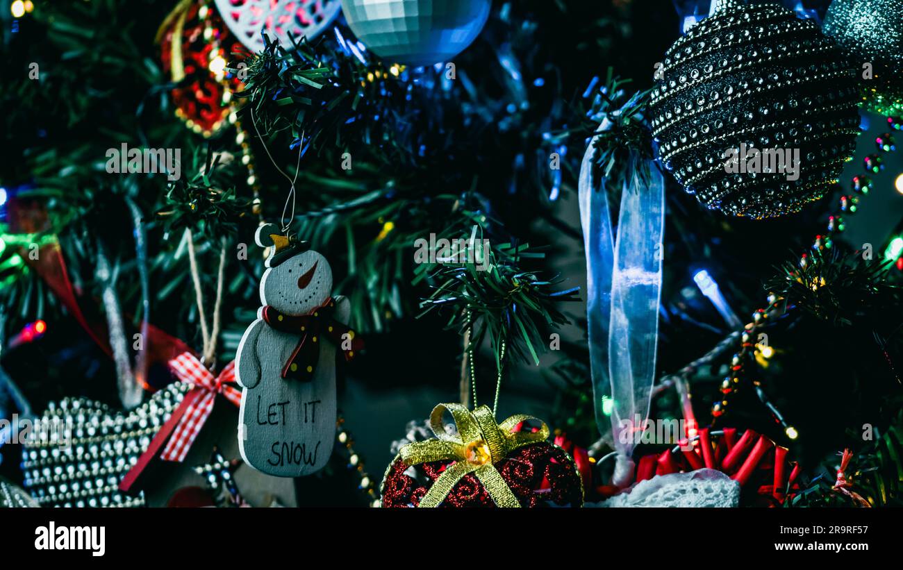 Weihnachtsdekorationen. Farbenfrohe Weihnachtsbeleuchtung Stockfoto