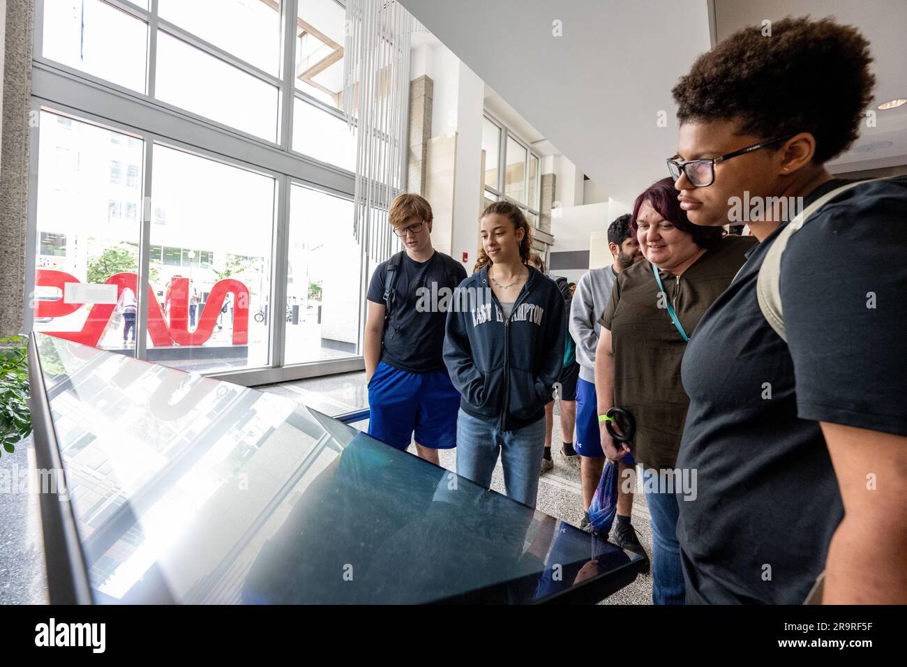 Earth Information Center – Schülerbindung. Lokale Studenten nehmen am Freitag, den 23. Juni 2023, am Earth Information Center (EIC) im Gebäude des NASA-Hauptquartiers von Mary W. Jackson in Washington Teil. EIC ist eine neue immersive Erfahrung, die Live-Datensätze mit modernster Datenvisualisierung und Storytelling kombiniert, um Besuchern zu zeigen, wie sich unser Planet verändert. Stockfoto