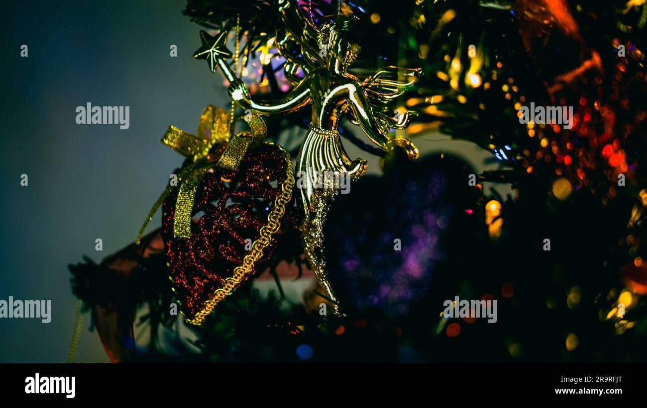 Weihnachtsdekorationen. Farbenfrohe Weihnachtsbeleuchtung Stockfoto