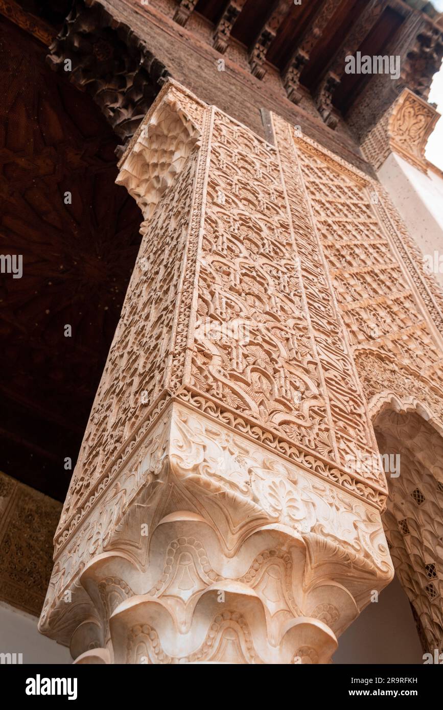 MARRAKESCH, MAROKKO - 19. APRIL 2023 - orientalische Dekoration der berühmten Saadier-Gräber im Zentrum von Marrakesch, Marokko Stockfoto