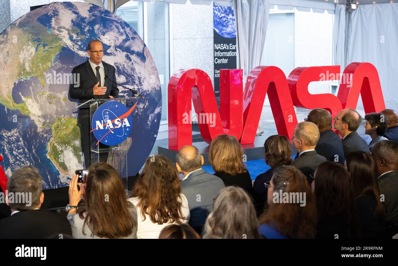 Das Erdinformationszentrum der NASA Ribbon Cutting. Dwane Roth von Big D Farms in Kansas, spricht vor der Zeremonie zur Eröffnung des Erdinformationszentrums der NASA am Mittwoch, den 21. Juni 2023, im Hauptquartier der Mary W. Jackson NASA in Washington. Das Earth Information Center ist eine neue, immersive Erfahrung, die Live-Datensätze mit modernster Datenvisualisierung und Storytelling kombiniert, um Besuchern zu zeigen, wie sich unser Planet verändert. Stockfoto