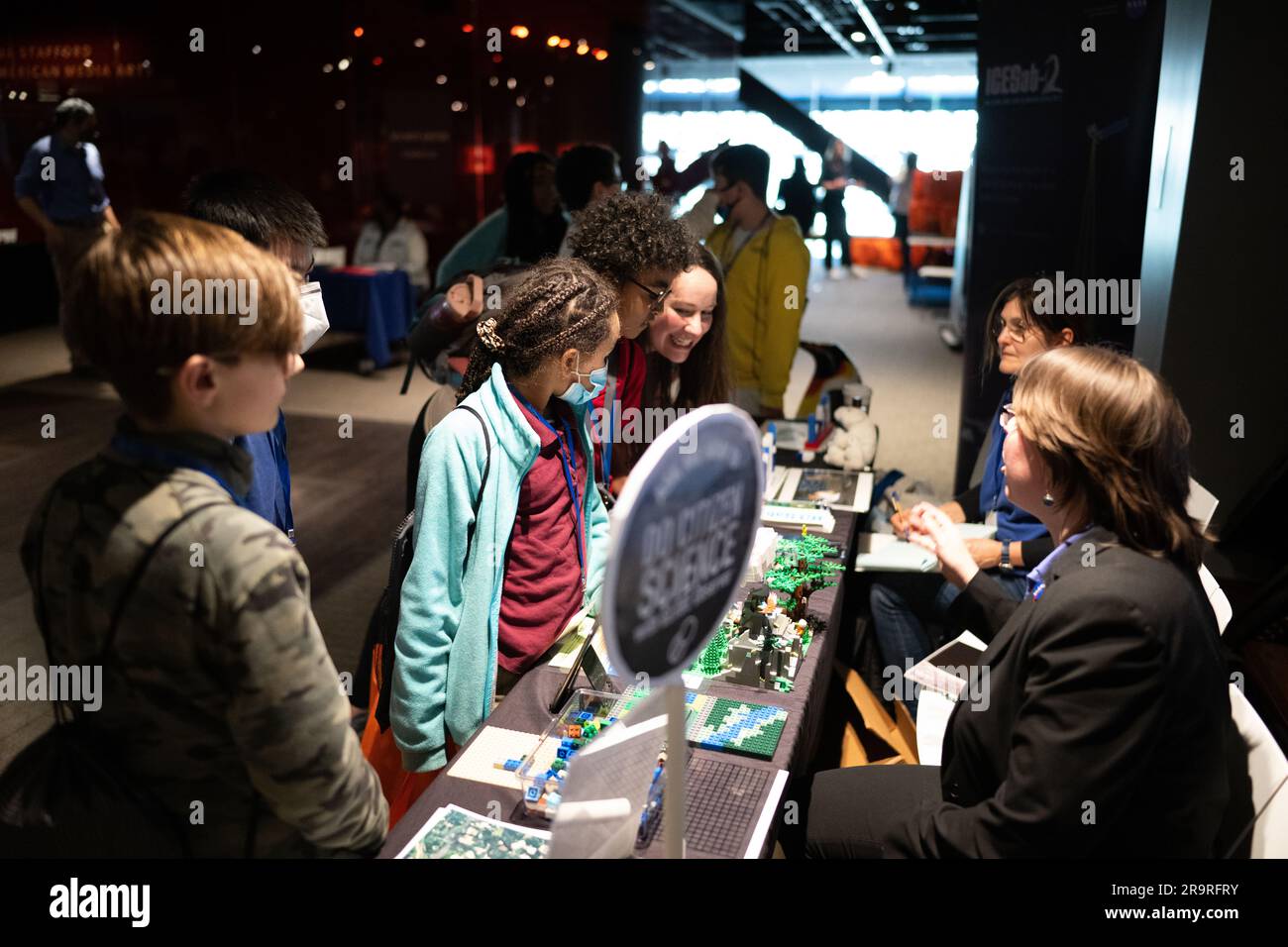 Schüler lokaler Schulen erkunden die MINT-Ausstellungen während einer Veranstaltung im Black History Month am 10. Februar 2023 im Smithsonian National Museum of African American History and Culture in Washington, D.C. Stockfoto