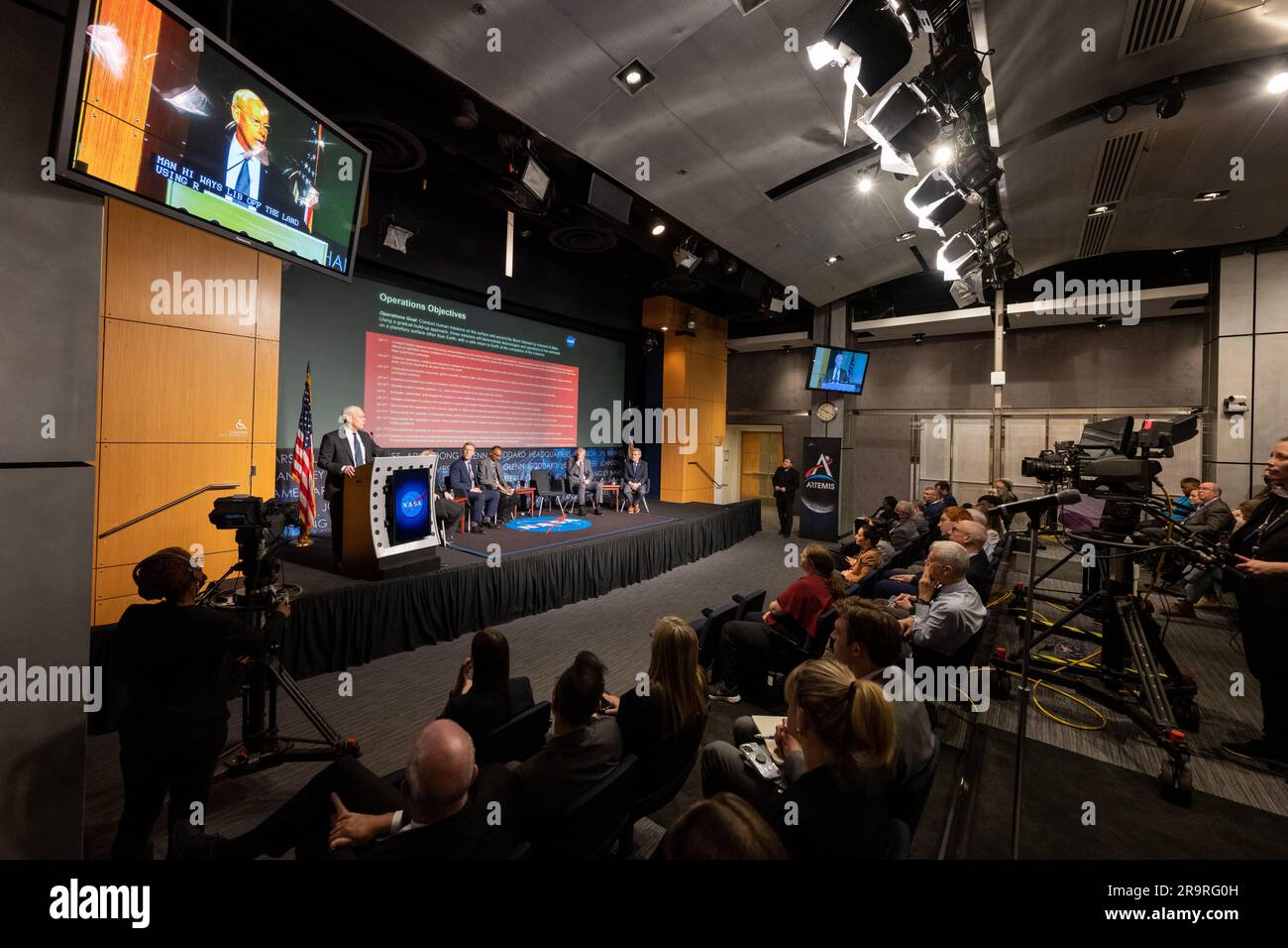 Der Sonderberater des Associate Administrators, Direktorat der Space Operations Mission, Pat Forrester, hält während des Mond to Mars Town Hall am 18. Mai 2023 im NASA-Hauptquartier in Washington eine Rede. Stockfoto