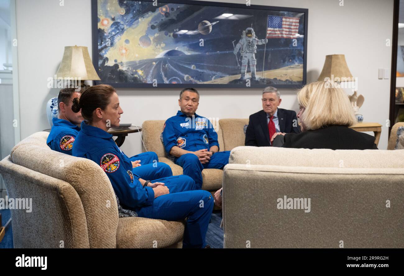 Der stellvertretende Administrator der NASA Pam Melroy und der stellvertretende Administrator Bob Cabana treffen sich am 5. Juni 2023 mit Nicole Mann, Josh Cassada und JAXA-Astronauten Koichi Wakata im Hauptquartier der NASA in Washington DC, wo die Astronauten 157 Tage im Weltraum an Bord der Expedition 68 der Internationalen Raumstation verbrachten. Stockfoto