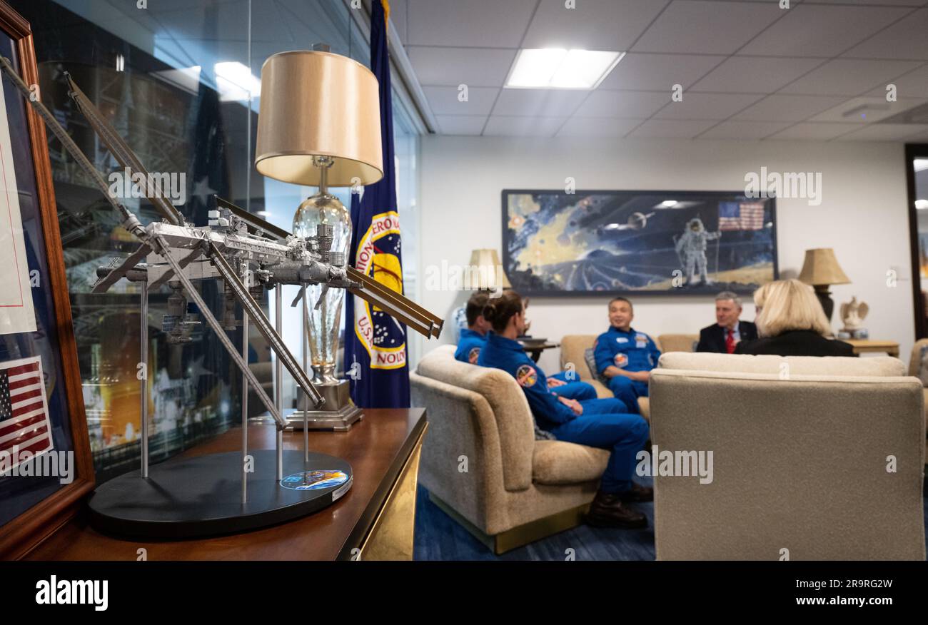 Der stellvertretende Administrator der NASA Pam Melroy und der stellvertretende Administrator Bob Cabana treffen sich am 5. Juni 2023 mit Nicole Mann, Josh Cassada von der NASA und Koichi Wakata von der JAXA im Hauptquartier der Mary W. Jackson NASA in Washington DC. Das Team verbrachte 157 Tage an Bord der Internationalen Raumstation während der Expedition 68. Stockfoto