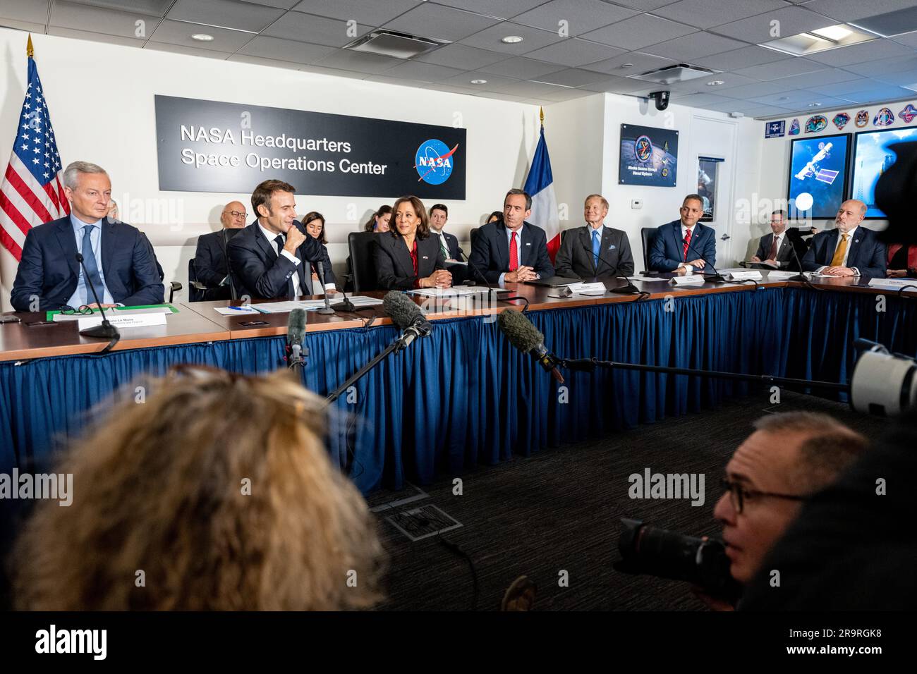 Der französische Präsident Emmanuel Macron sprach am 30. November 2022 vor dem Hauptquartier der NASA in Washington, bevor er sich mit Vizepräsidentin Kamala Harris und dem NASA-Administrator Bill Nelson traf, um über Erdwissenschaften und die Zusammenarbeit zwischen den USA und Frankreich im Weltraum zu diskutieren. Stockfoto