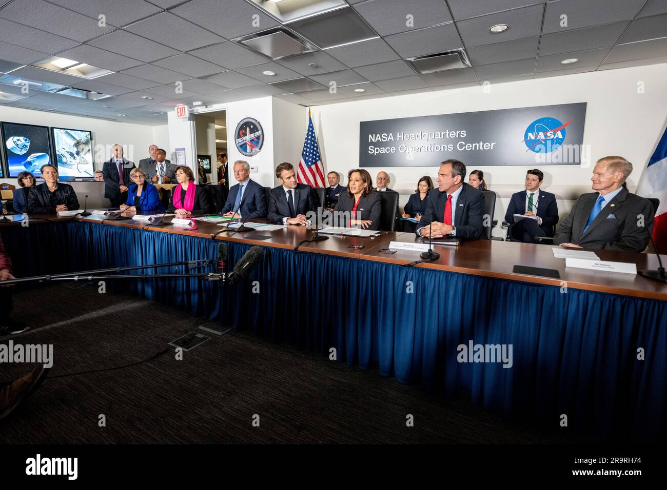 Vizepräsidentin Kamala Harris traf sich am 30. November 2022 mit dem französischen Präsidenten Emmanuel Macron und dem NASA-Administrator Bill Nelson im NASA-Hauptquartier, um ein Briefing über die Erdwissenschaften zu veranstalten und die Zusammenarbeit zwischen den Vereinigten Staaten und Frankreich im Weltraum hervorzuheben. Stockfoto