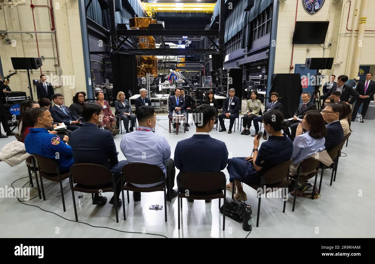 Präsident Yoon von der GSFC. Präsident Yoon Suk Yeol von der Republik Korea, Zentrum, trifft sich mit koreanisch-amerikanischen Mitarbeitern auf einer Tour durch das Goddard Space Flight Center der NASA am Dienstag, den 25. April 2023, in Greenbelt. Md Stockfoto