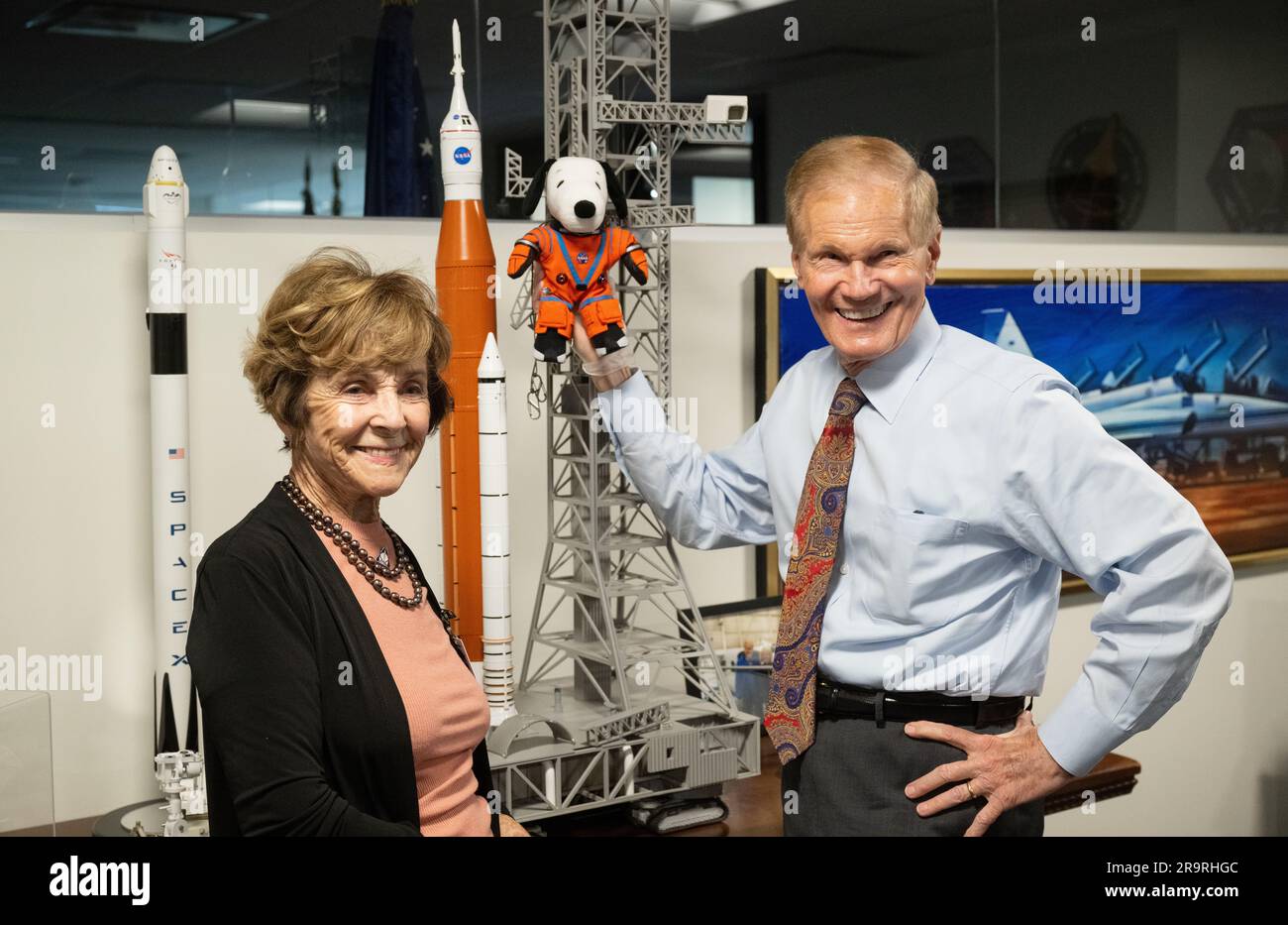Am 5. April 2023 traf sich der NASA-Administrator Bill Nelson mit Jeannie Schulz, der Witwe des Schöpfers von Peanuts Charles M. Schulz, im Hauptquartier der NASA. Sie zeigten den geflogenen Artemis i Snoopy Schwerelosigkeit-Indikator, Teil einer Partnerschaft, um Kinder durch die Artemis-Missionen zu inspirieren, und diskutierten über die außergewöhnliche Achievement-Medaille, die Schulz verliehen wurde. Stockfoto