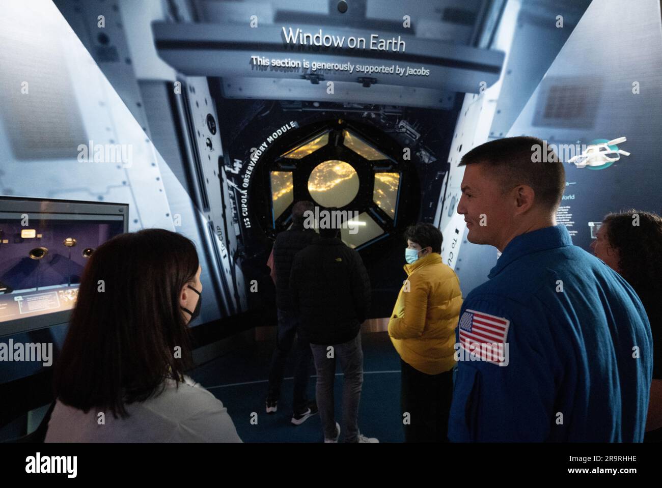 NASA-SpaceX Crew-4 bei der NASM. Jennifer Levasseur, Kurator des nationalen Luft- und Raumfahrtmuseums Smithsonian, und der NASA-Astronaut Kjell Lindgren sind in der One World Connected Galerie zu sehen, die sich eine interaktive Nachbildung der Cupola der Internationalen Raumstation anschaut, die am Dienstag, den 28. März 2023 im Smithsonian's National Air and Space Museum in Washington stattfindet. Lindgren verbrachte zusammen mit den NASA-Astronauten Robert Hines und Jessica Watkins im Rahmen der Expeditionen 67 und 68 170 Tage im Weltraum an Bord der Internationalen Raumstation. Stockfoto