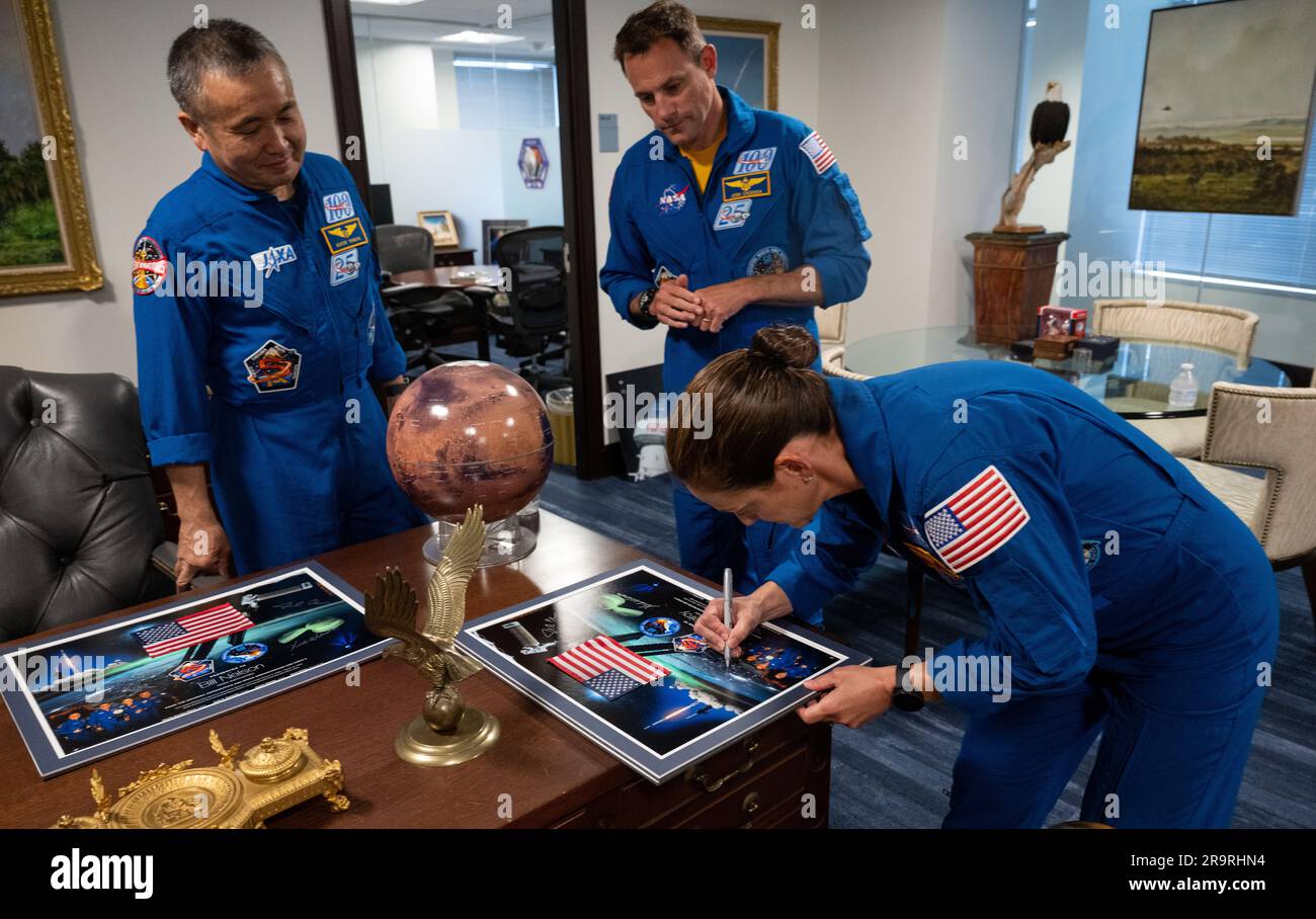 Nicole Mann, Josh Cassada und Koichi Wakata von der JAXA unterzeichnen am 5. Juni 2023 eine Montage für den stellvertretenden NASA-Administrator Pam Melroy im Hauptquartier der NASA in Washington DC. Das Team der Crew-5 verbrachte 157 Tage im Weltraum während der Expedition 68 an Bord der Internationalen Raumstation. Stockfoto