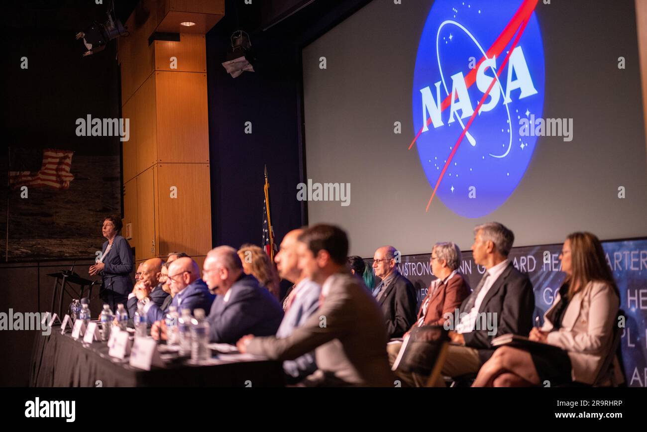 Sitzung des unabhängigen Studienteams der NASA zur UAP. Nicola Fox, stellvertretende Verwaltungsrätin für die Wissenschaftsmission der NASA, spricht am Mittwoch, den 31. Mai 2023, auf einer öffentlichen Sitzung des unabhängigen Untersuchungsteams der NASA für unidentifizierte anomale Phänomene (UAP) im Hauptquartier der NASA in Mary W. Jackson in Washington. Das unabhängige Studienteam der UAP berät 16 Community-Experten aus verschiedenen Bereichen zu Fragen, die für potenzielle Untersuchungsmethoden für nicht identifizierte anomale Phänomene relevant sind. Die NASA hat die neunmonatige Studie in Auftrag gegeben, um UAP aus wissenschaftlicher Perspektive zu untersuchen und eine Roadmap für Ho zu erstellen Stockfoto