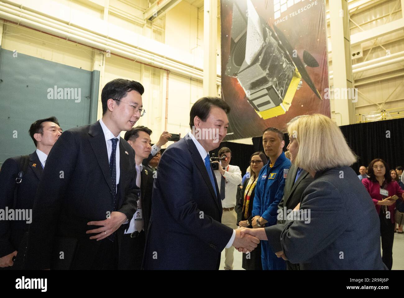 Präsident Yoon von der GSFC. Präsident Yoon Suk Yeol von der Republik Korea schüttelt sich beim Abschluss einer Tour durch das Goddard Space Flight Center der NASA am Dienstag, den 25. April 2023 in Greenbelt mit dem stellvertretenden Administrator der NASA, Pam Melroy, die Hand. Md Stockfoto Präsident Yoon von der GSFC. Präsident Yoon Suk Yeol von der Republik Korea schüttelt sich beim Abschluss einer Tour durch das Goddard Space Flight Center der NASA am Dienstag, den 25. April 2023 in Greenbelt mit dem stellvertretenden Administrator der NASA, Pam Melroy, die Hand. Md Stockfoto
