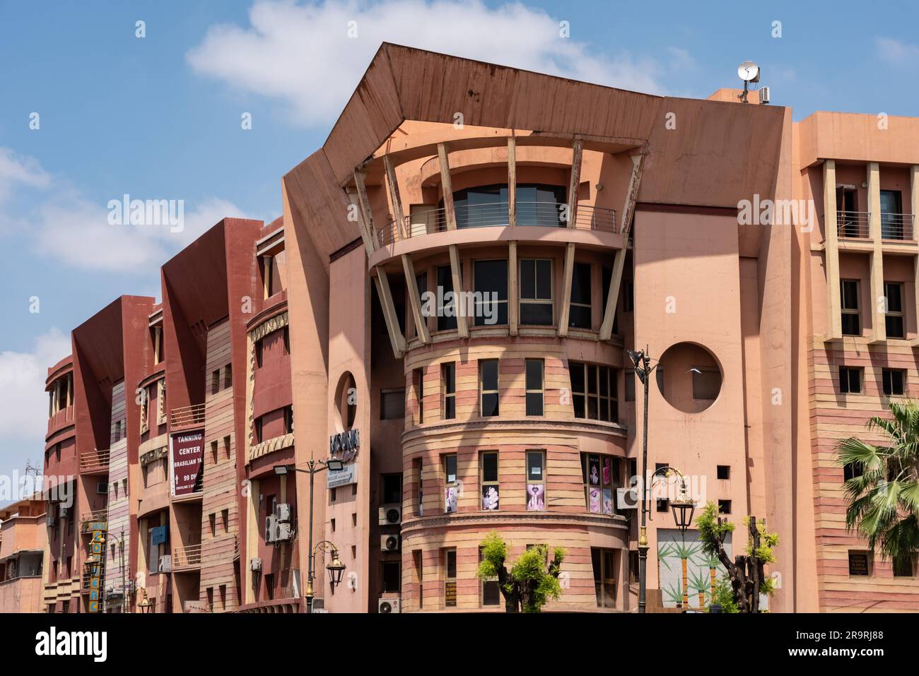 Modernes Wohngebäude in der Nouvelle Ville von Marrakesch, Marokko Stockfoto