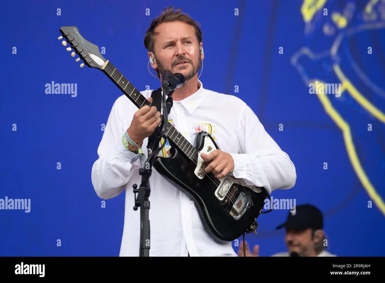 Pilton, Großbritannien. Freitag, 23. Juni 2023. Glastonbury Festivalenglischer Sänger, Songwriter, Musiker und Komponist Ben Howard hat die Dinge auf der anderen Bühne in Gang gebracht Stockfoto