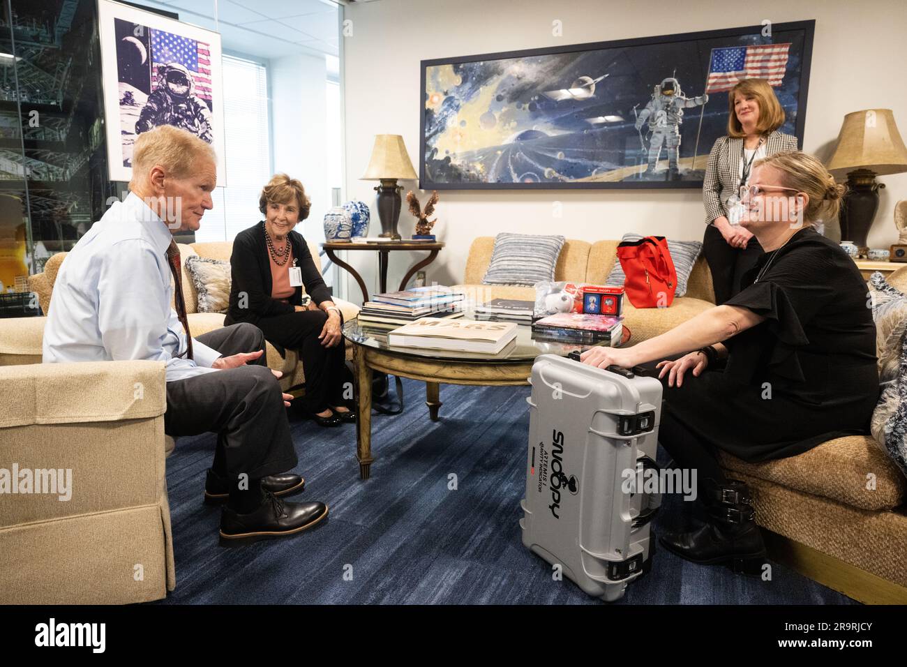 Der NASA-Administrator trifft sich mit Jeannie Schulz. NASA-Administrator Bill Nelson, Left, Jeannie Schulz, Witwe des Peanuts-Gang-Schöpfers Charles M. Schulz, Second from Left, Maureen O'Brien, Managerin strategischer Allianzen am NASA-Hauptsitz, Zweiter von rechts, und Melissa Menta, Executive Vice President bei Peanuts Worldwide, Right, sind am Mittwoch, den 5. April 2023, zu sehen. Im Hauptquartier der Mary W. Jackson NASA in Washington. Schulz erhielt von Administrator Nelson bei einem Konzert des Blue Planet im Kennedy Center for the Performing Arts die NASA Exceptional Achievement Medal. Snoopy ritt al Stockfoto