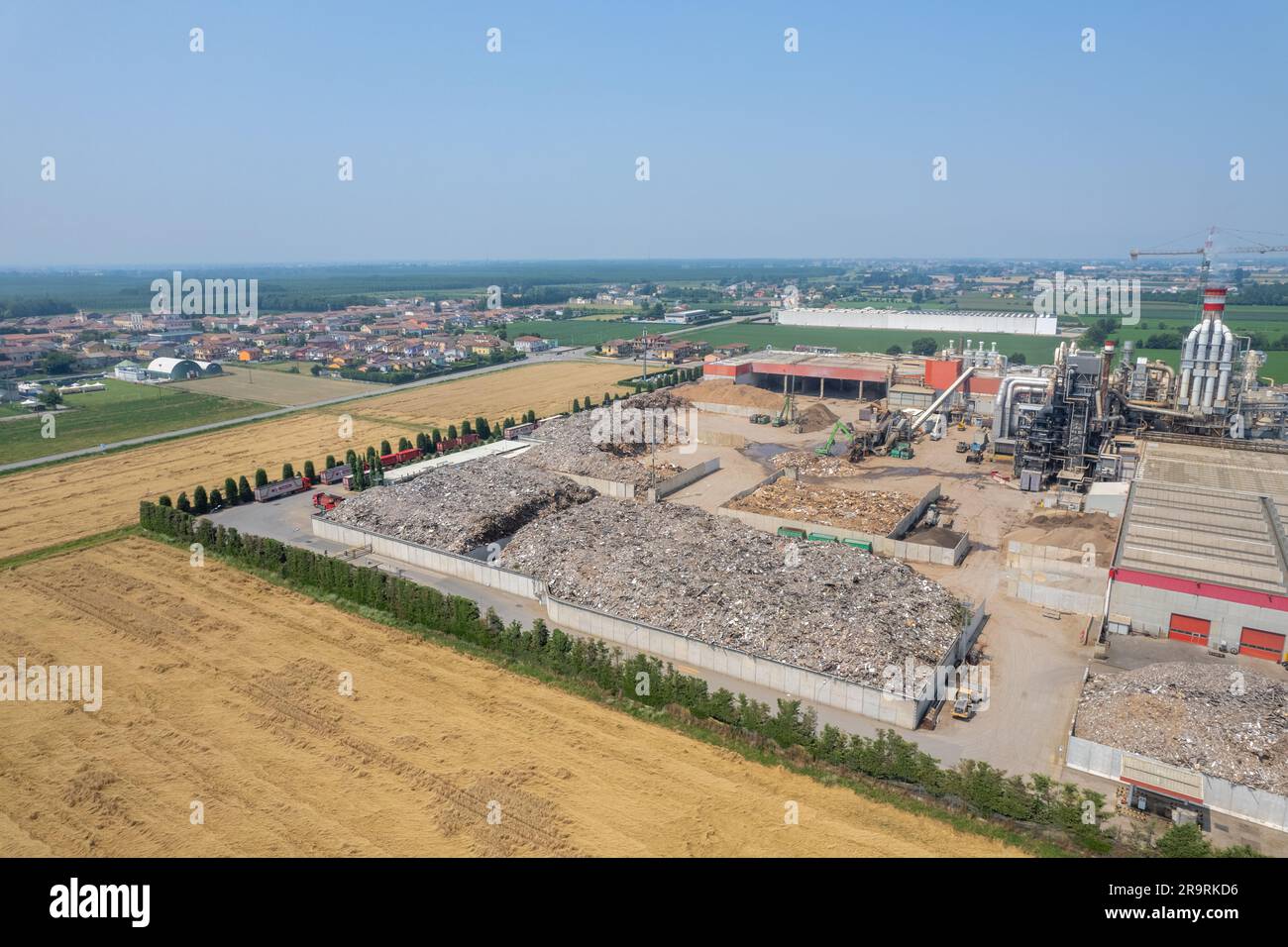 Pomponesco, Italien - Juni 20 2023 Luftaufnahme der kontrollierten Gewinnung von Rohstoffen, technologisch fortschrittlicher Melamin-Spanplatten- und mdf-Produktion Stockfoto