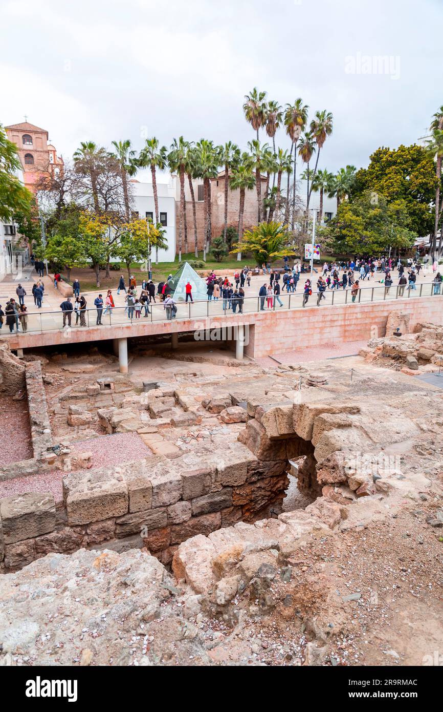 Malaga, Spanien - 27. FEBRUAR 2022: El Teatro Romano ist das älteste Denkmal in Malaga, im kulturellen Herzen der Stadt, am Fuße des berühmten Stockfoto