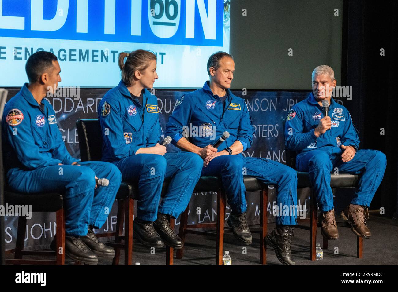 Veranstaltung zur emotionalen Mitarbeiterbindung der NASA für SpaceX Crew-3. Die Astronauten der NASA SpaceX Crew-3 von links nach rechts, Raja Chari, Kayla Barron, Tom Marshburn und Mark Vande Hei nehmen am Mittwoch, den 7. Dezember 2022, am Mary W. Jackson NASA Headquarters Building in Washington Teil. Stockfoto