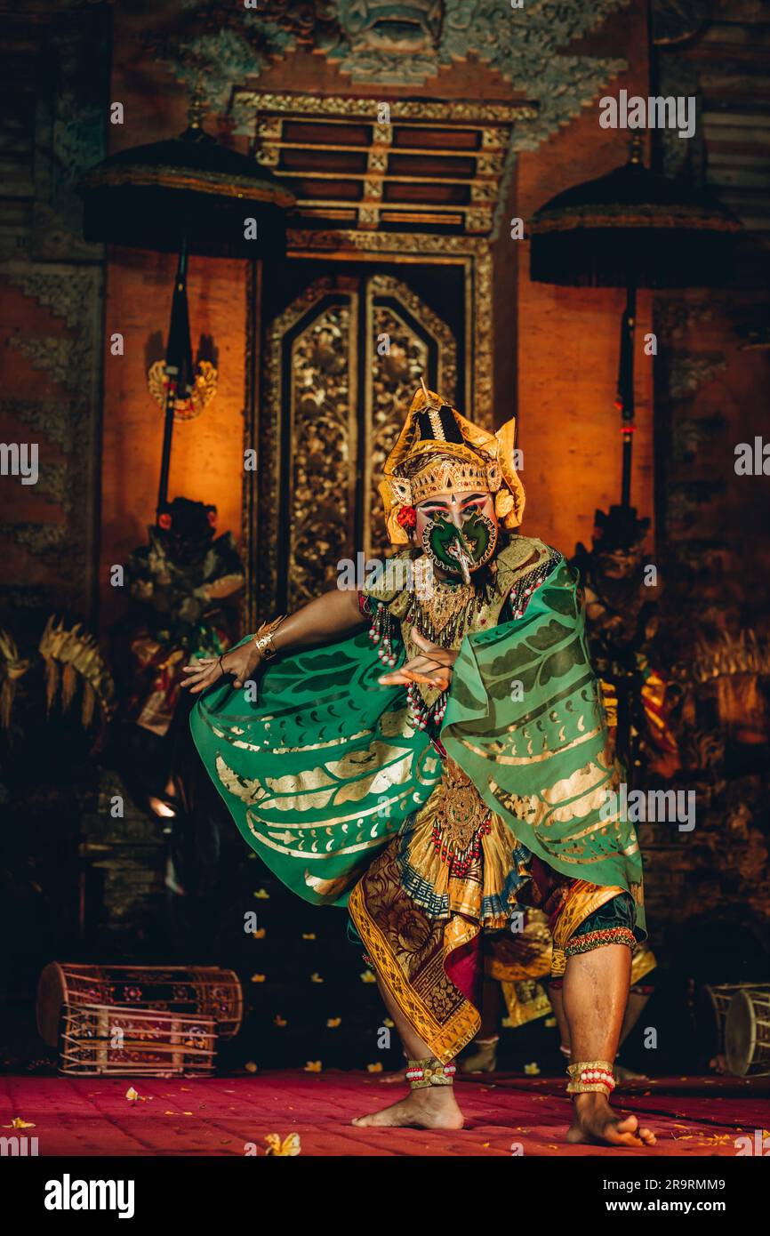 Nicht wiedererkennbarer balinesischer Künstler, der mit einer Show-Maske tanzt. Traditionelle balinesische Kulturvorstellung, religiöses Tanzritual Stockfoto