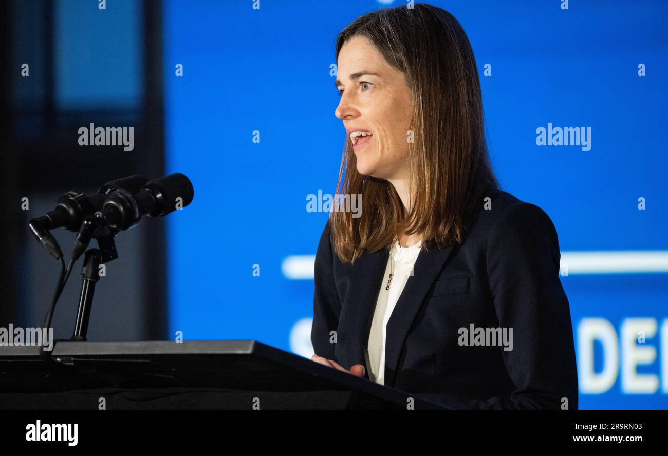 Caroline Nowlan, Atmosphärenphysikerin am Center for Astrophysics Harvard & Smithsonian, präsentiert das TEMPO-Instrument-Briefing der NASA, das die stündliche Luftverschmutzung in Nordamerika von Mexiko-Stadt bis zu den kanadischen Ölsanden und vom Atlantik bis zum Pazifik überwachen wird. Stockfoto