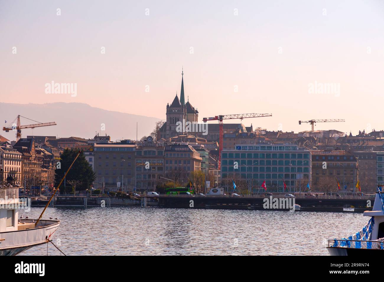Genf, Schweiz - 25. März 2022: Malerischer Blick vom Genfer See an der Bucht von Genf, dem französischen Teil der Schweiz. Stockfoto