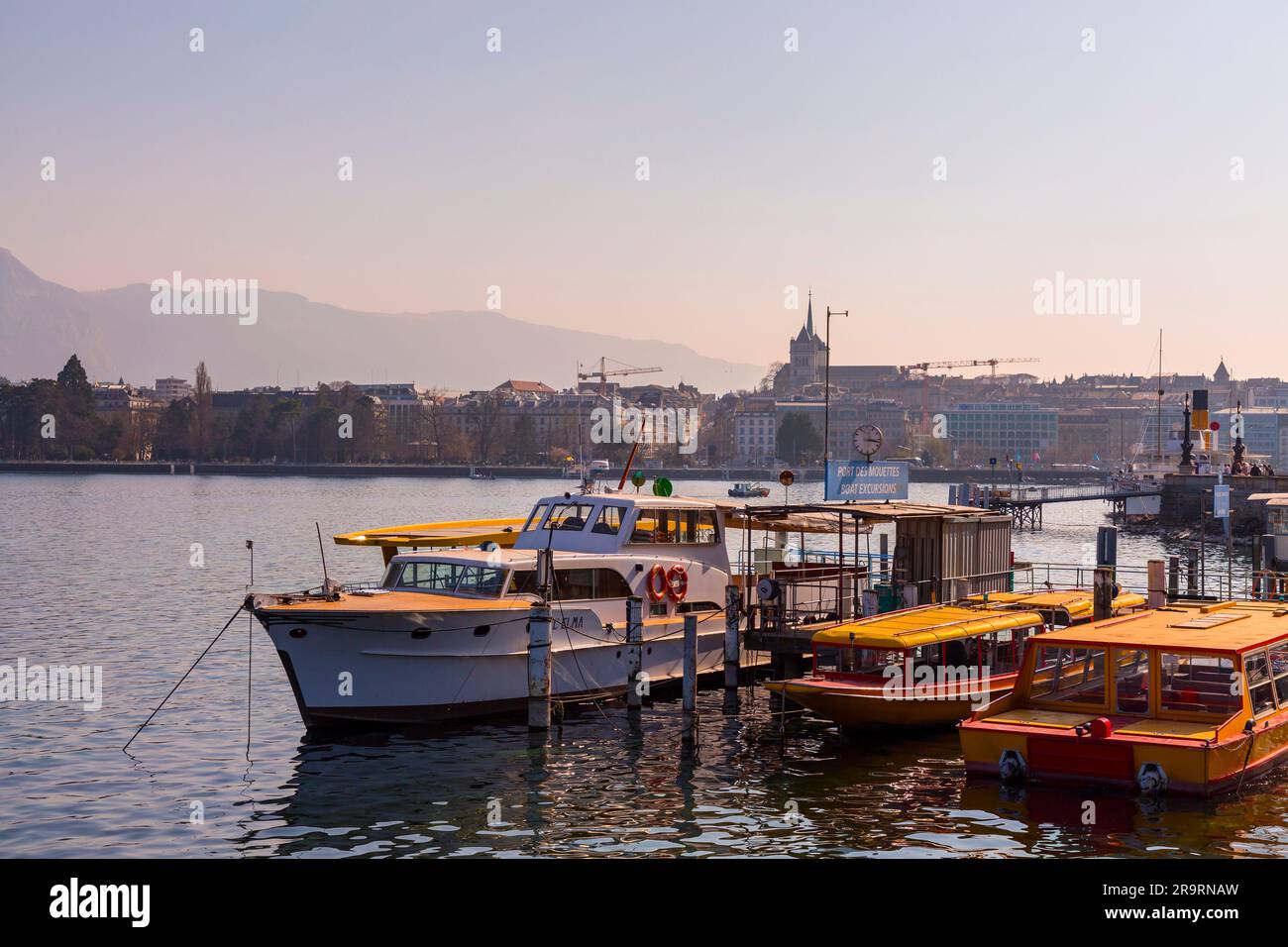 Genf, Schweiz - 25. März 2022: Malerischer Blick vom Genfer See an der Bucht von Genf, dem französischen Teil der Schweiz. Stockfoto
