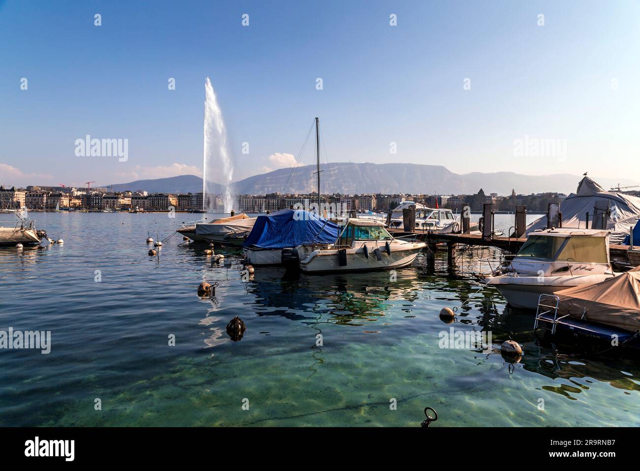 Genf, Schweiz - 25. März 2022: Malerischer Blick vom Genfer See an der Bucht von Genf, dem französischen Teil der Schweiz. Stockfoto