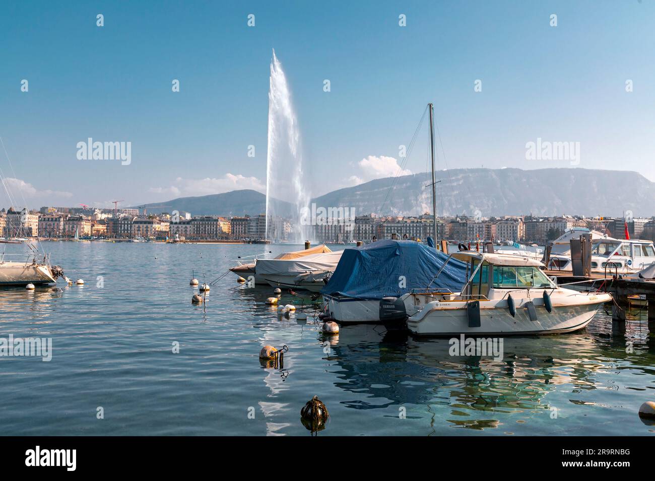 Genf, Schweiz - 25. März 2022: Der Jet d'Eau ist ein großer Brunnen in Genf, Schweiz und eines der berühmtesten Wahrzeichen der Stadt. Stockfoto