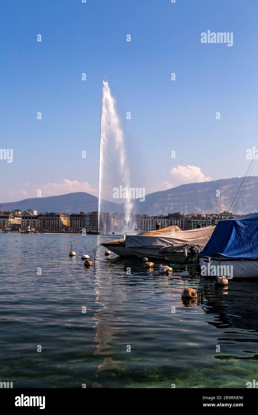 Genf, Schweiz - 25. März 2022: Der Jet d'Eau ist ein großer Brunnen in Genf, Schweiz und eines der berühmtesten Wahrzeichen der Stadt. Stockfoto