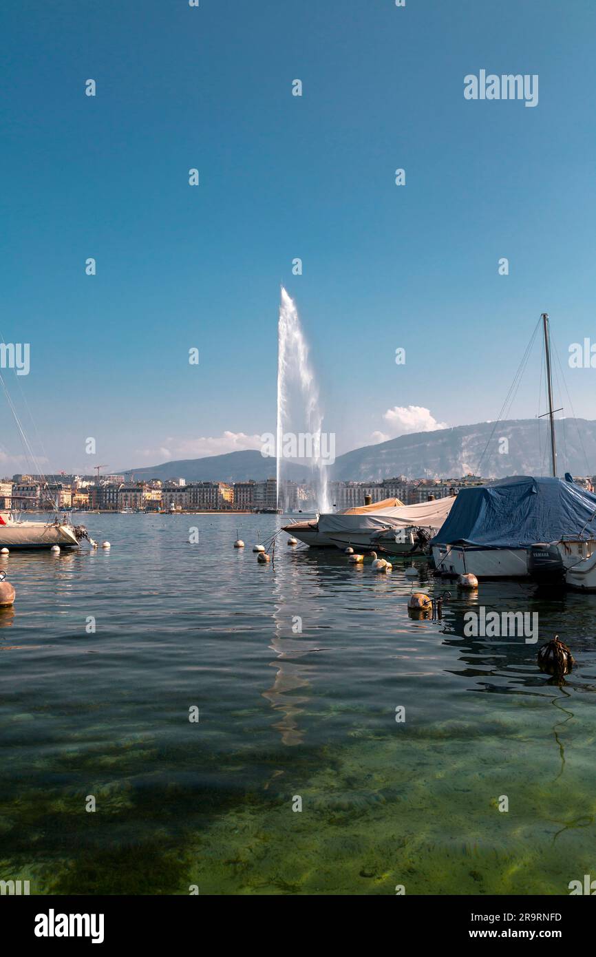 Genf, Schweiz - 25. März 2022: Der Jet d'Eau ist ein großer Brunnen in Genf, Schweiz und eines der berühmtesten Wahrzeichen der Stadt. Stockfoto