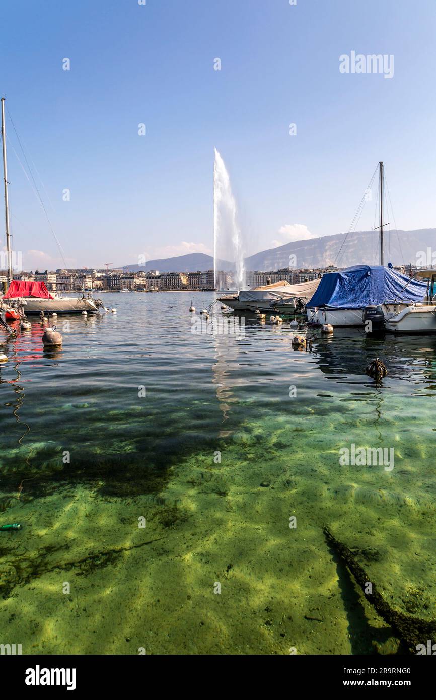 Genf, Schweiz - 25. März 2022: Der Jet d'Eau ist ein großer Brunnen in Genf, Schweiz und eines der berühmtesten Wahrzeichen der Stadt. Stockfoto
