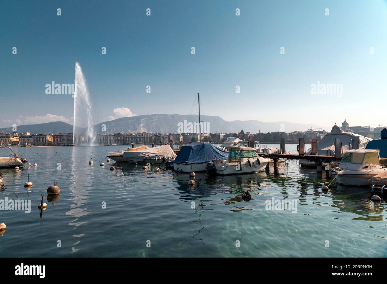 Genf, Schweiz - 25. März 2022: Malerischer Blick vom Genfer See an der Bucht von Genf, dem französischen Teil der Schweiz. Stockfoto