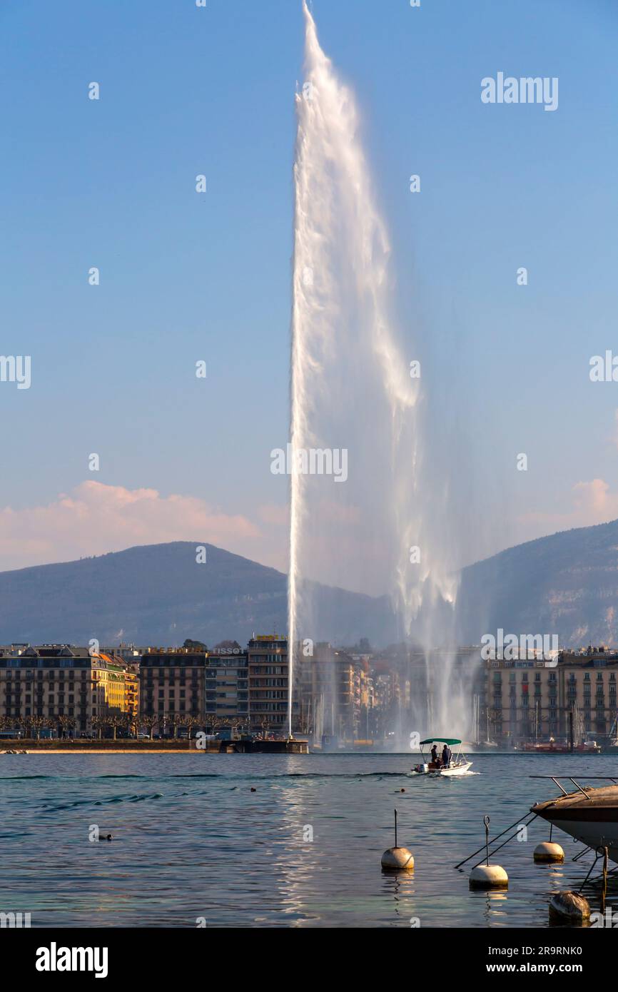 Genf, Schweiz - 25. März 2022: Der Jet d'Eau ist ein großer Brunnen in Genf, Schweiz und eines der berühmtesten Wahrzeichen der Stadt. Stockfoto