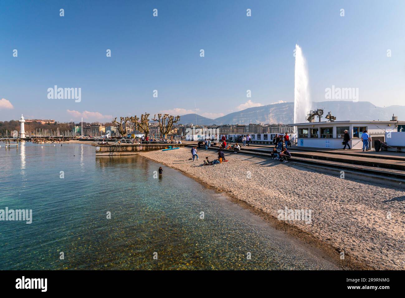Genf, Schweiz - 25. März 2022: Malerischer Blick vom Genfer See an der Bucht von Genf, dem französischen Teil der Schweiz. Stockfoto