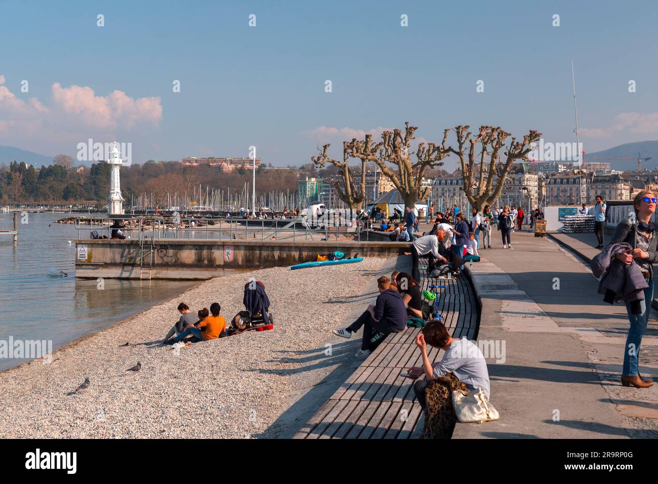 Genf, Schweiz - 25. März 2022: Menschen genießen den malerischen Blick auf den Genfer See an der Bucht von Genf, dem französischen Teil der Schweiz. Stockfoto