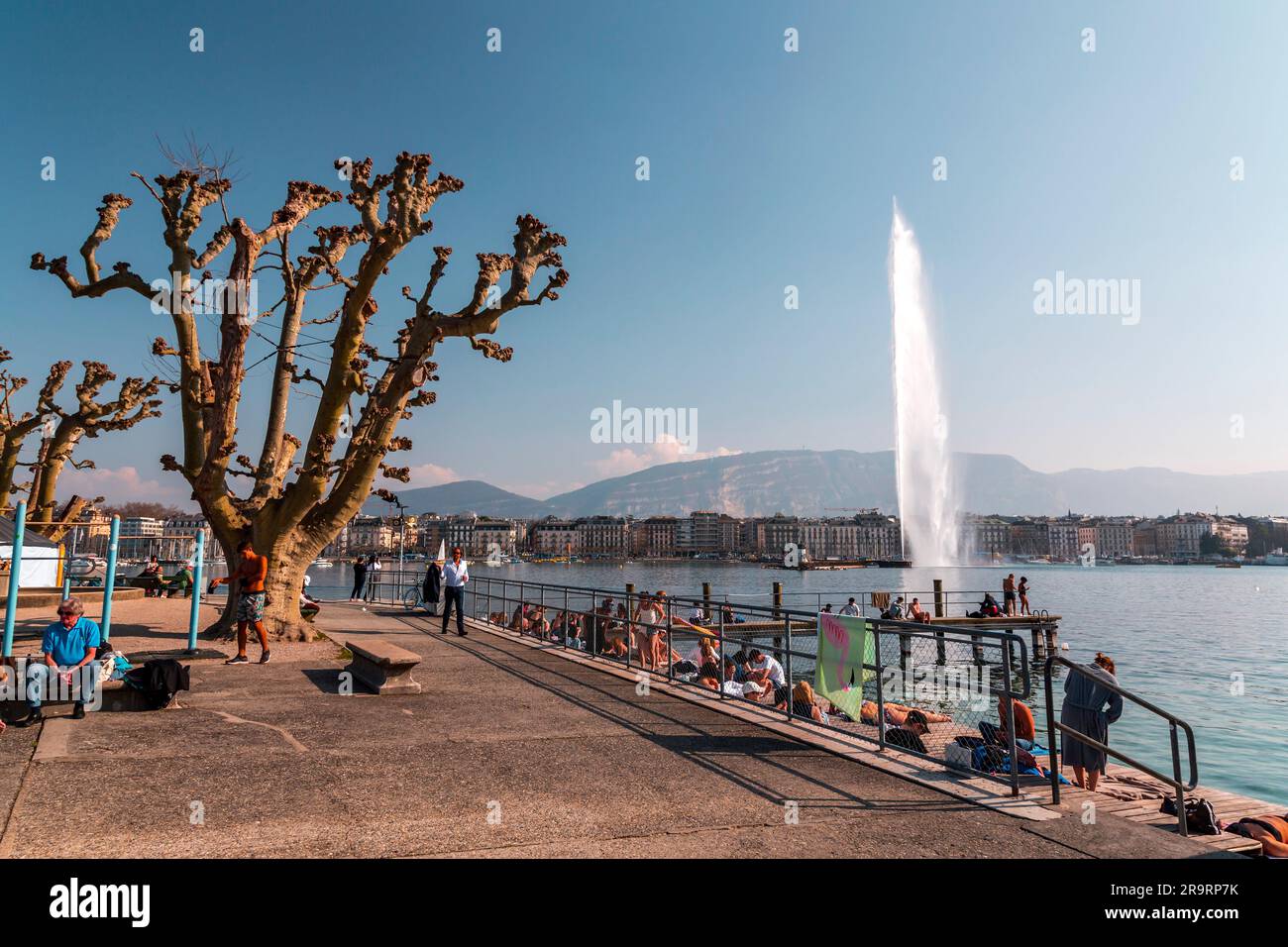 Genf, Schweiz - 25. März 2022: Der Jet d'Eau ist ein großer Brunnen in Genf, Schweiz und eines der berühmtesten Wahrzeichen der Stadt. Stockfoto