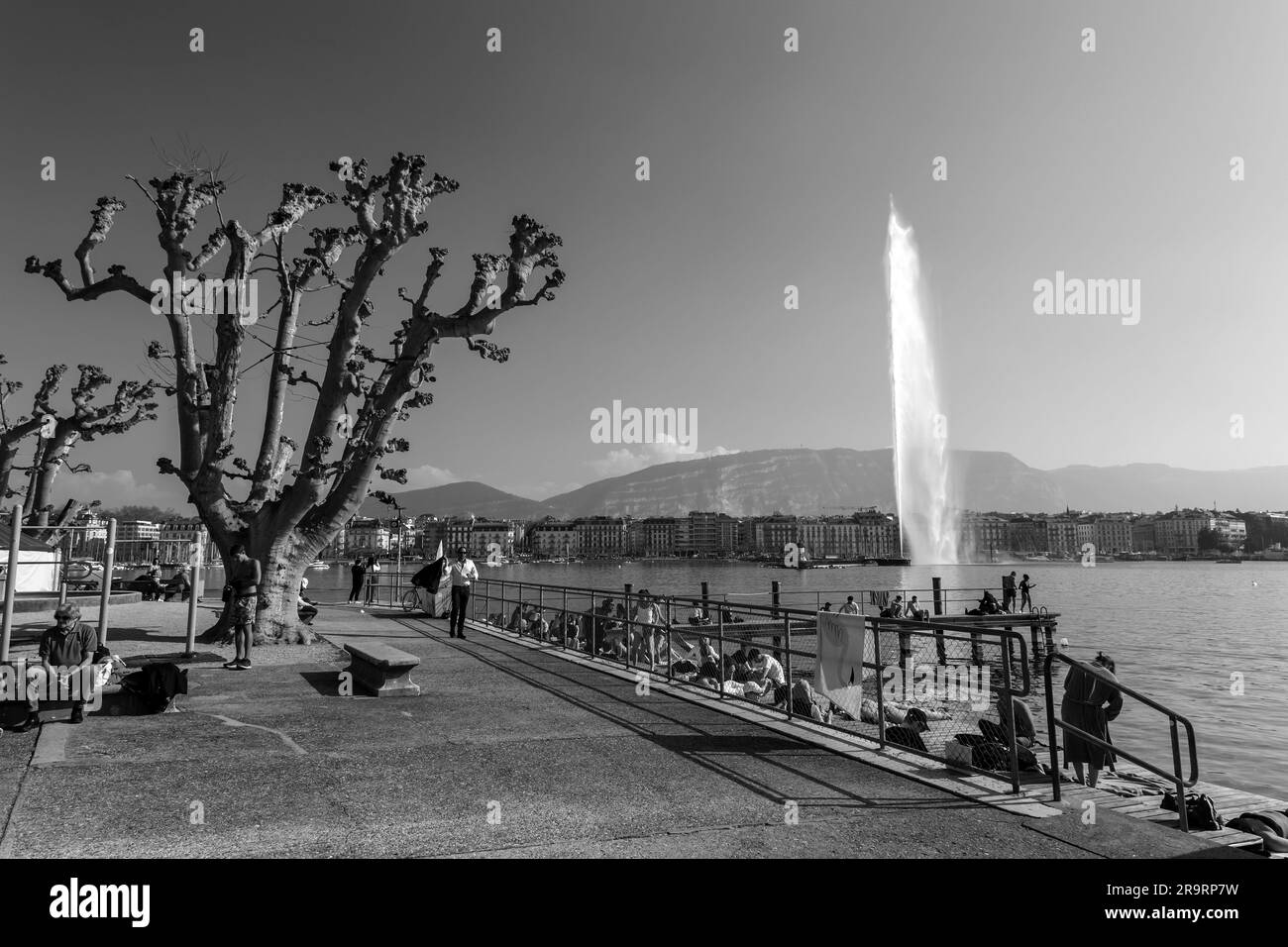 Genf, Schweiz - 25. März 2022: Menschen genießen den malerischen Blick auf den Genfer See an der Bucht von Genf, dem französischen Teil der Schweiz. Stockfoto