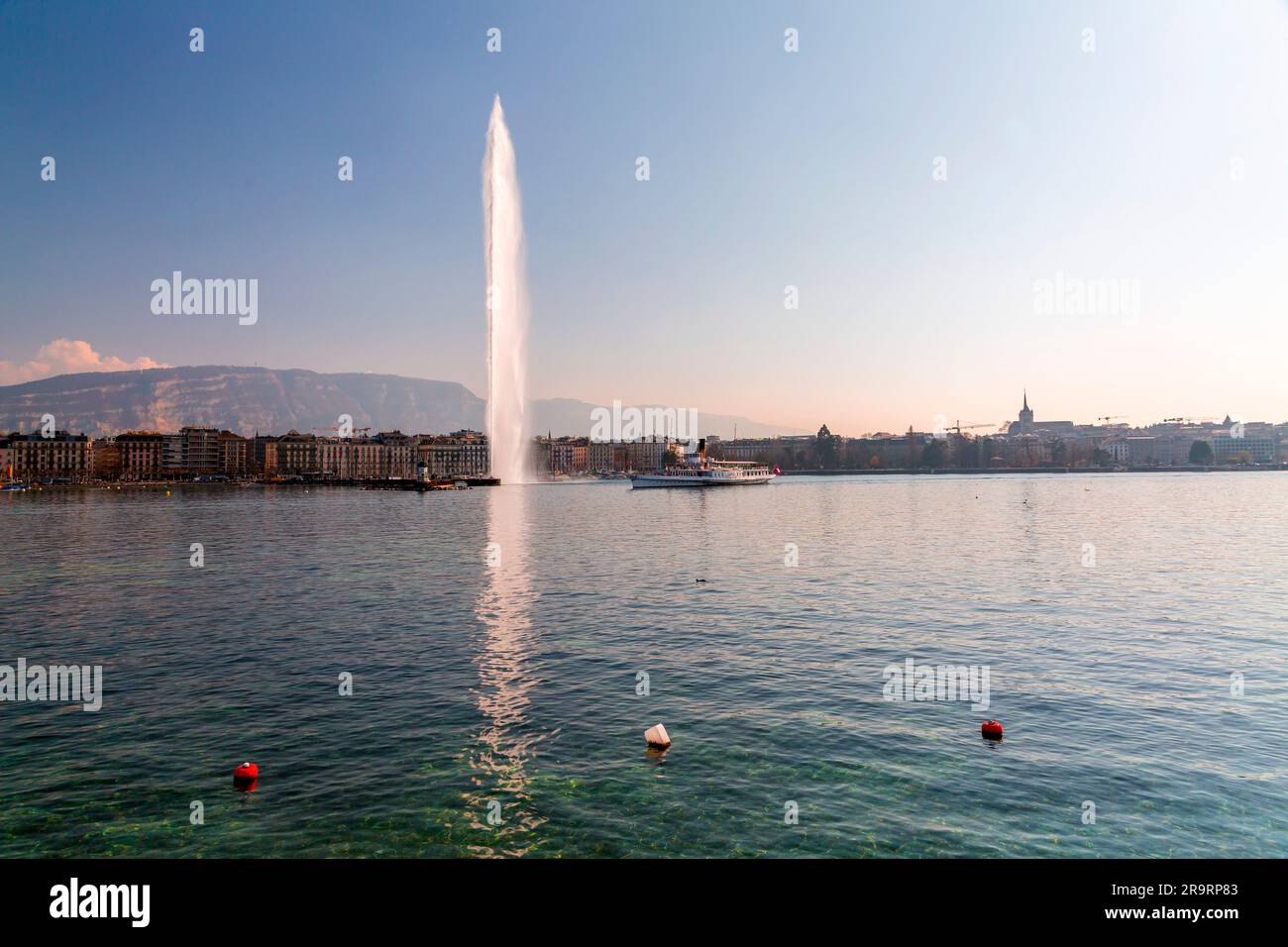 Genf, Schweiz - 25. März 2022: Der Jet d'Eau ist ein großer Brunnen in Genf, Schweiz und eines der berühmtesten Wahrzeichen der Stadt. Stockfoto