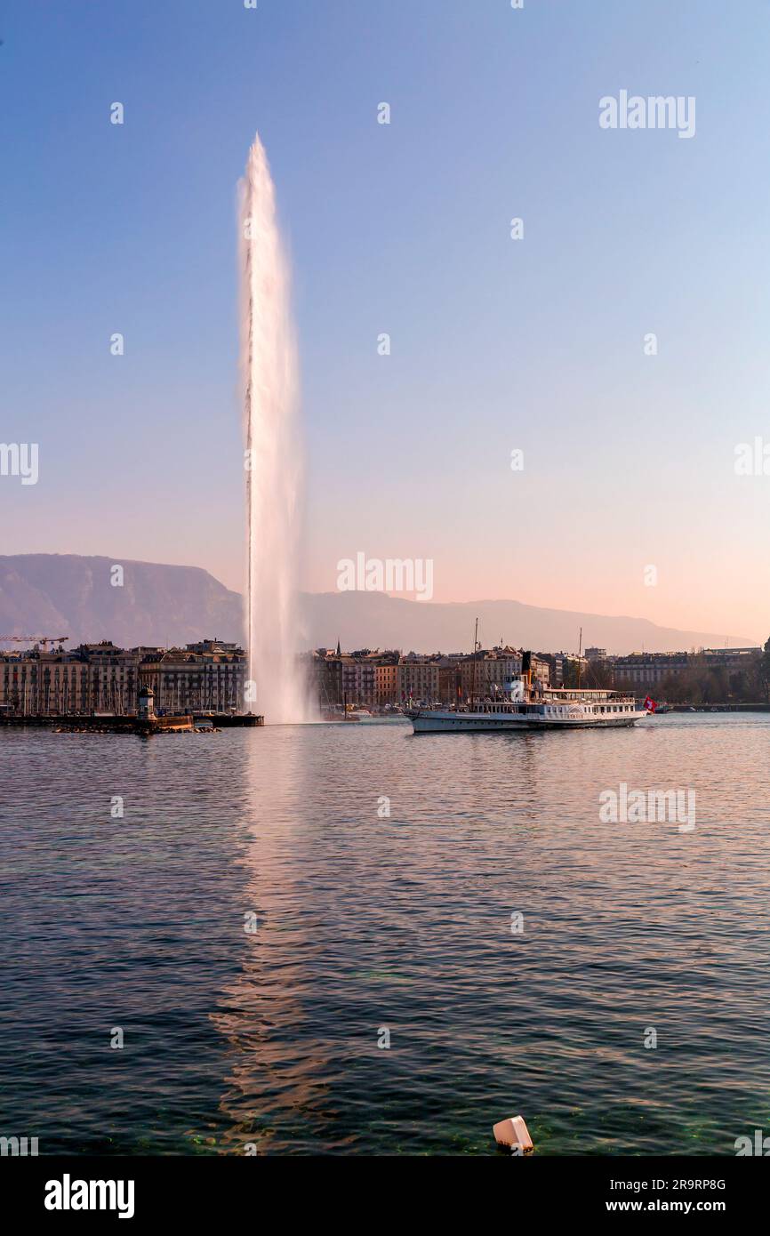 Genf, Schweiz - 25. März 2022: Der Jet d'Eau ist ein großer Brunnen in Genf, Schweiz und eines der berühmtesten Wahrzeichen der Stadt. Stockfoto