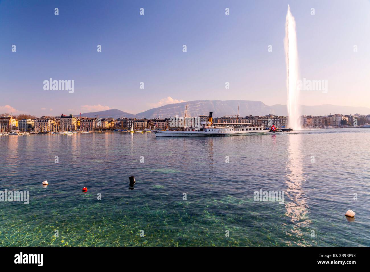Genf, Schweiz - 25. März 2022: Der Jet d'Eau ist ein großer Brunnen in Genf, Schweiz und eines der berühmtesten Wahrzeichen der Stadt. Stockfoto