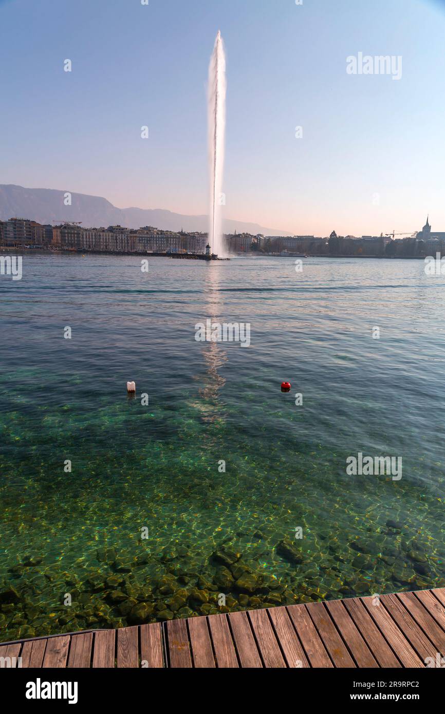Genf, Schweiz - 25. März 2022: Der Jet d'Eau ist ein großer Brunnen in Genf, Schweiz und eines der berühmtesten Wahrzeichen der Stadt. Stockfoto